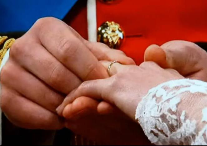 Książę William nakłada Kate Middleton obrączkę