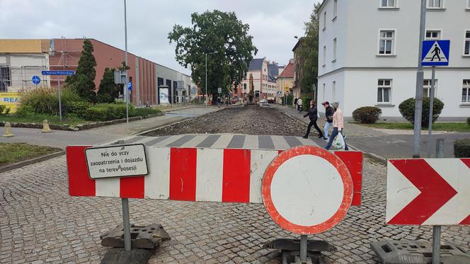 Zrywają kostkę na ulicy Dąbrowskiego w Lesznie. Wyleją tam asfalt.