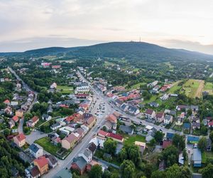  Województwo Świętokrzyskie. W jakim powiecie znajduje się ta miejscowość? 