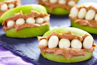 Jak zrobić potworne usta? Przepis na pyszną i zdrową przekąskę na Halloween