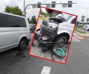 Motocykl zmiażdżony, kierowca pod busem. Chwile grozy we Wrocławiu