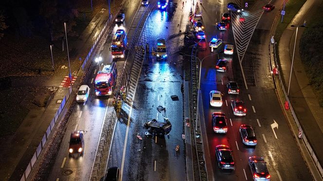 Auto rosyjskiej ambasady dachowało w Warszawie! Odłamki uszkodziły inne pojazdy
