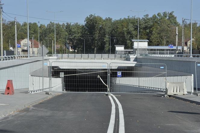 Mieli otwierać tunel w Sulejówku, wyszła klapa. Drogowcy będą musieli zrywać nowy asfalt	