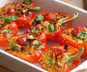 Papryka faszerowana z grilla lub piekarnika: przepis na wegetariański posiłek