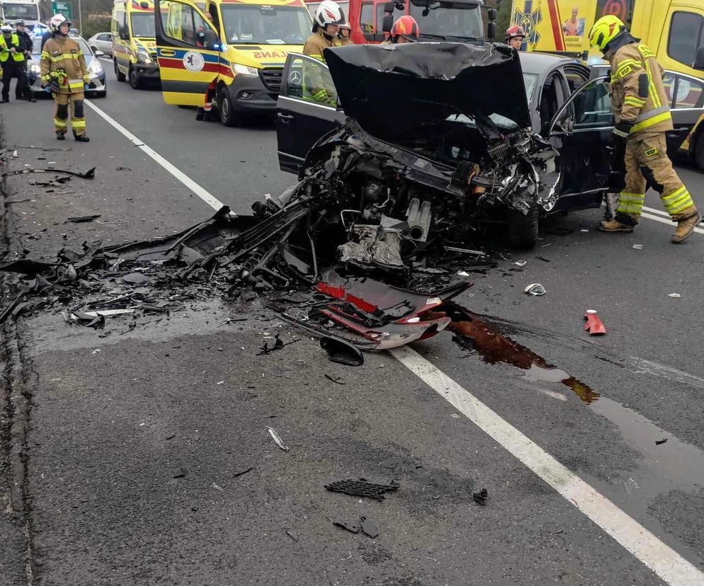 Potworna czołówka pod Bydgoszczą. Z samochodów niewiele zostało. Policja: kierowca zrobił to celowo