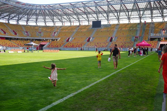Pożegnianie Murawy na Chorten Arenie. Jagiellonia Białystok rozdaje boisko swoim kibicom