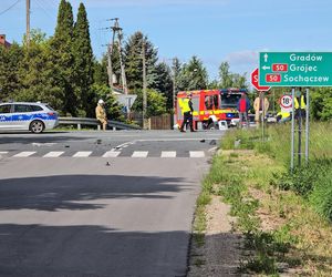 Peugeot i nissan roztrzaskane na drodze. Dramatyczny wypadek pod Sochaczewem 
