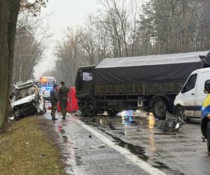 Masowy wypadek pod Warszawą! Zderzenie trzech aut z wojskową ciężarówką. Jedna osoba nie żyje