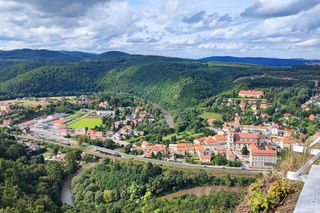 Obryw Skalny w Bardzie. Tutaj widoki zapierają dech w piersiach 