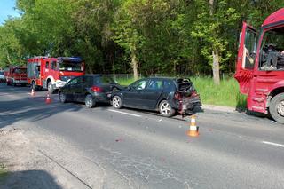 Tir staranował małą mazdę