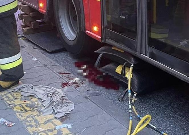 Miejski autobus zmiażdżył mu nogę na przystanku w Warszawie. „Trzeba było amputować”