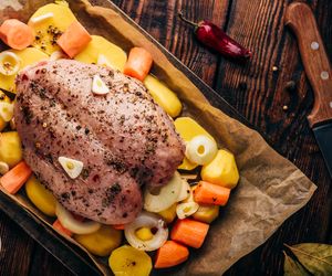 Pierś kurczaka pieczona z ziemniakami i marchewką: przepis na obiad z piekarnika