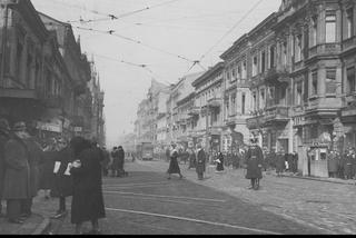 Fragment ulicy. Widoczni przechodnie, policjant kierujący ruchem. W tle tramwaj /1925 - 1939 