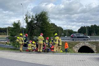 Dziewczynka otulona kocem na rękach strażaka. Na S3 pod Gorzowem Wielkopolskim doszło do potwornego wypadku [ZDJĘCIA] 