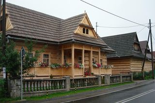 To jedna z najpiękniejszych wsi w Małopolsce. Jej ozdobą są zabytkowe chałupy