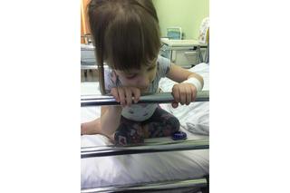 6-letnia Zosia z Tychów potrzebuje pomocy internautów, żeby stanąć na nogi 