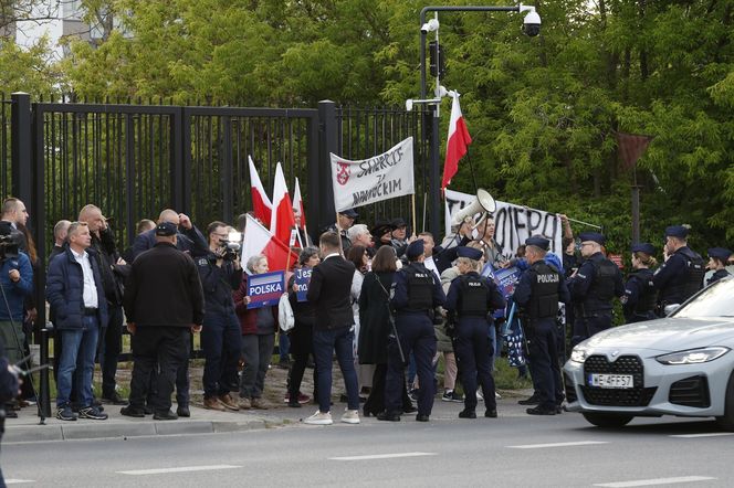 Karol Nawrocki przyjechał do TVP. Symboliczny gest i mocne wsparcie z zaplecza