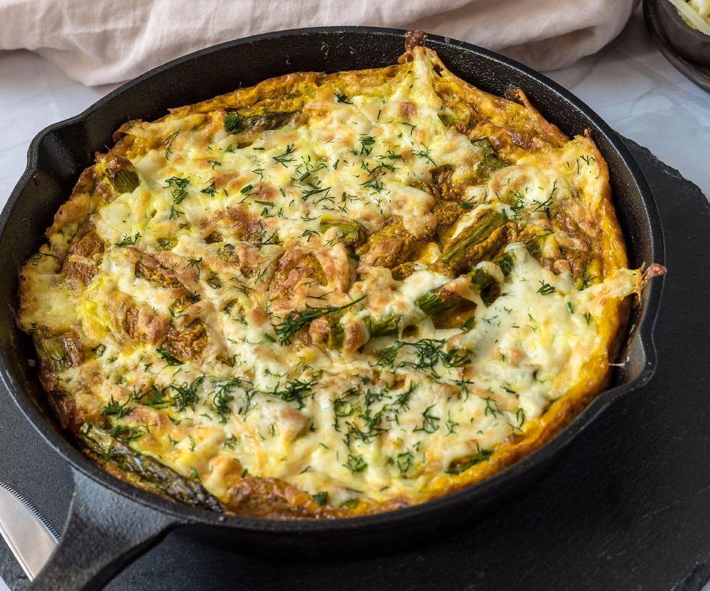 Omlet ze smardzami i szparagami. Wykwintne wiosenne danie łatwe w przygotowaniu