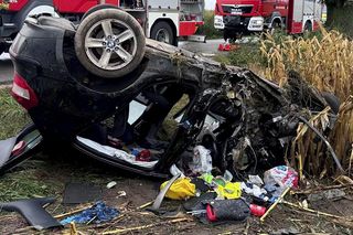 Śmiertelny wypadek pod Kutnem. Kierujący BMW dachował na prostym odcinku drogi [ZDJĘCIA]