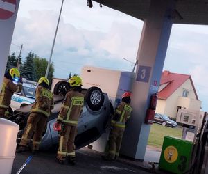 Kolizja na stacji paliw w Krobi. Osobówka przewróciła czterokołowiec
