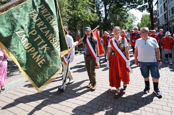 150-lecie przewodnictwa tatrzańskiego. Przemarsz przewodników po Krupówkach w Zakopanem