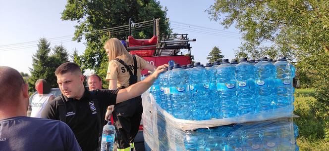 Glinojeck: Osiem tysięcy ludzi od ponad tygodnia nie ma wody! Dowożą ją strażacy [ZDJĘCIA]