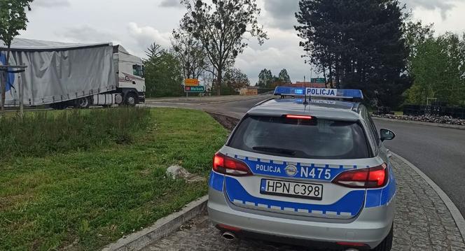 Czarlin. Z ciężarówki wypadł ładunek piwa. Setki butelek na drodze 