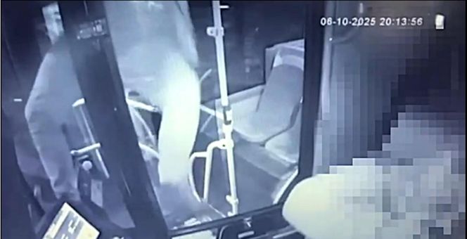 Furiat zaatakował kierowcę autobusu. Wszystko się nagrało, teraz szuka go policja