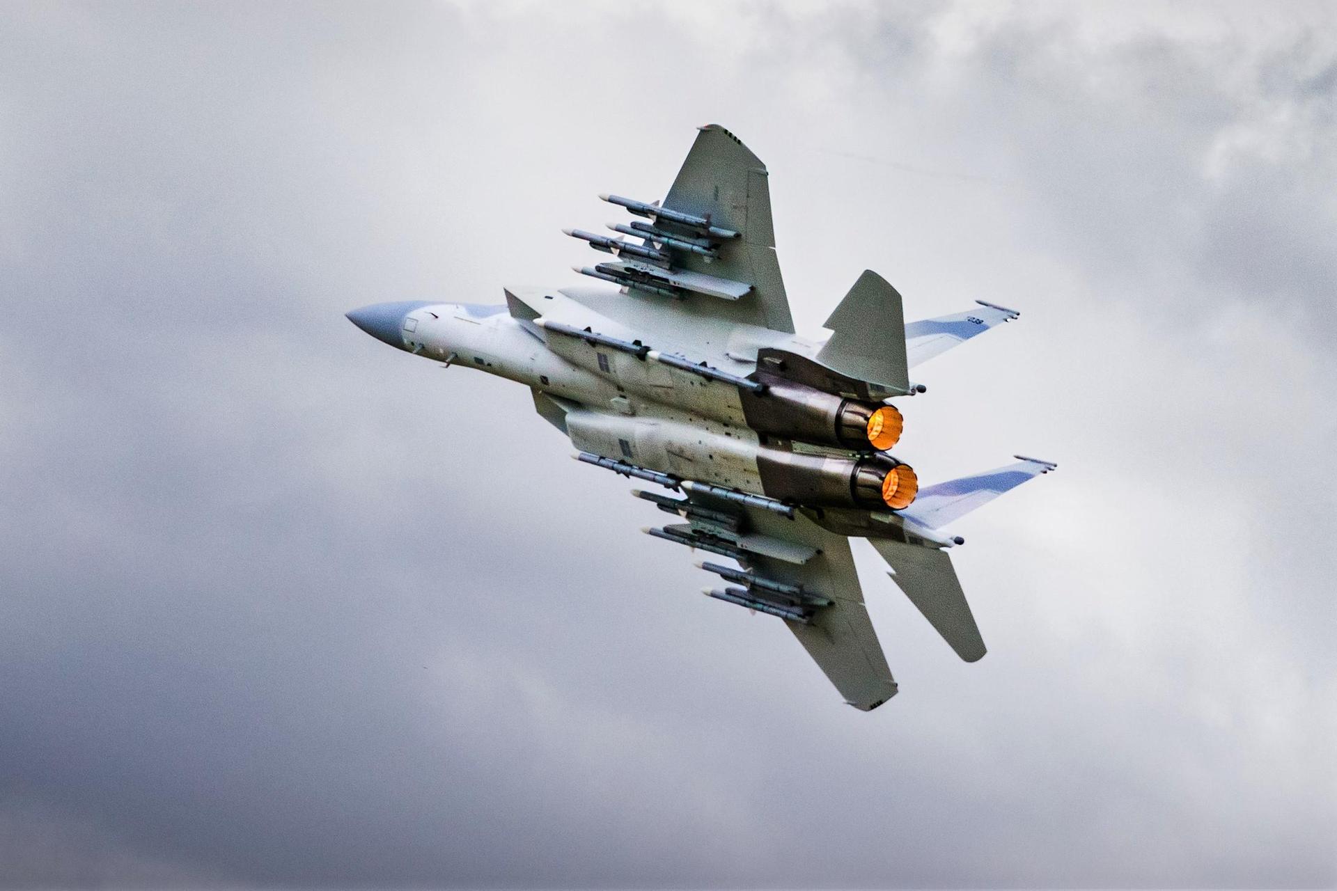 F-15QA z 12 rakietami AMRAAM