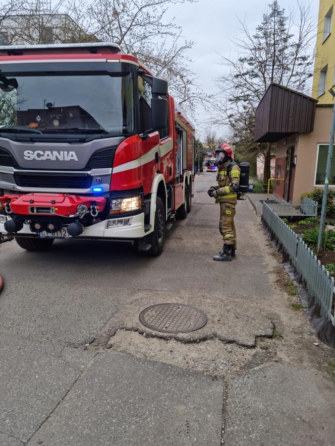 Pożar w wieżowcu na terenie Torunia. 7 zastępów straży w akcji