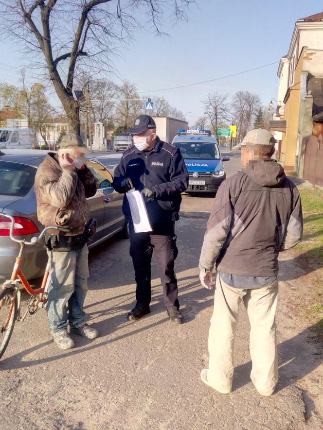 Policjanci rozdają maseczki