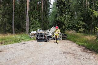 W lesie znaleziono porzucone pojemniki. Wydobywała się z nich substancja chemiczna