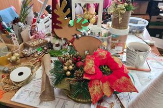 Podopieczni Caritas z Rudnika nad Sanem przygotowują ozdoby świąteczne [GALERIA]