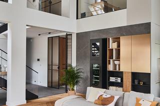 Nowoczesny przestronny dom w bieli i drewnie. Zdjęcia