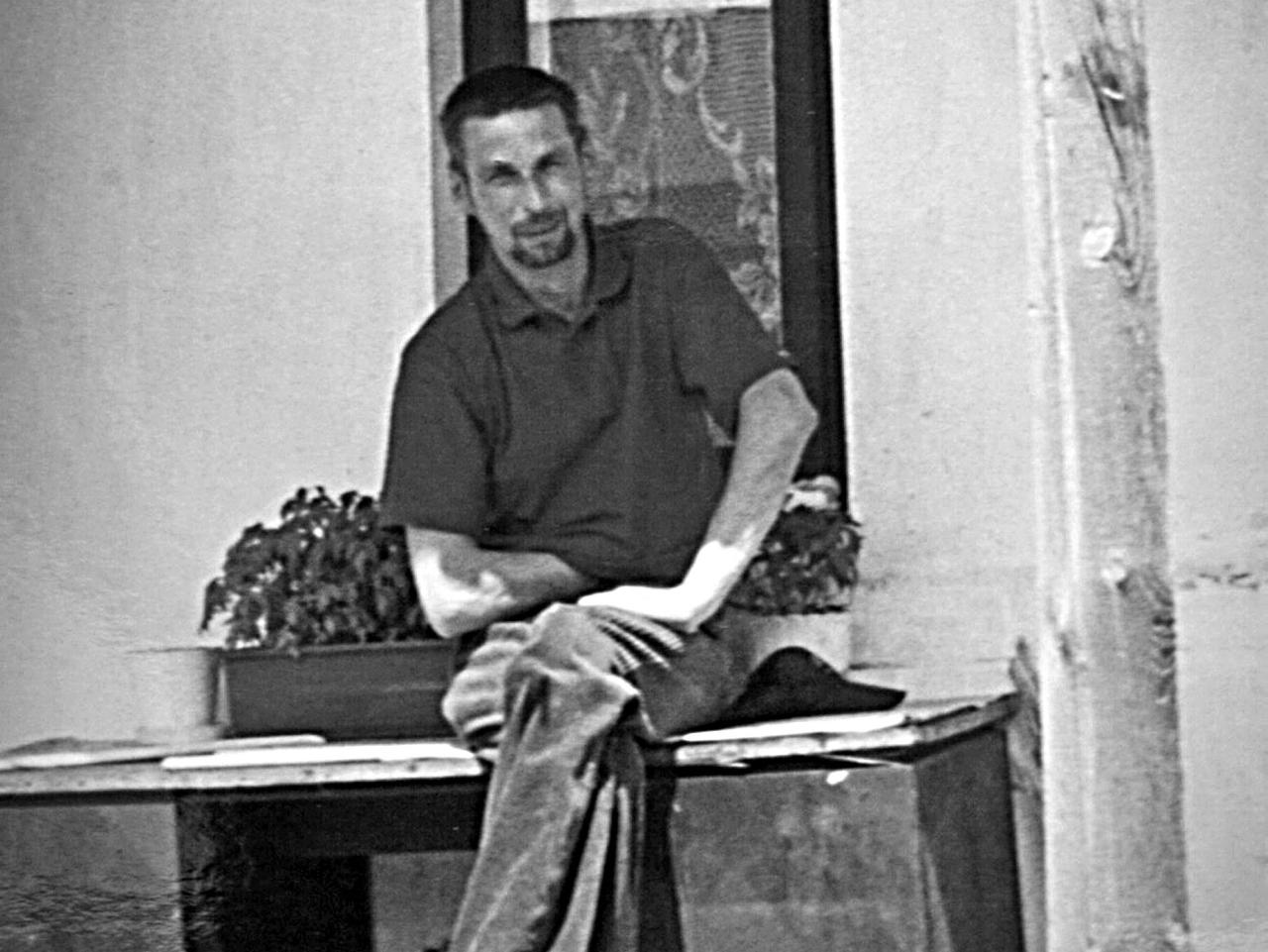 Zastrzelił go i utopił w szambie