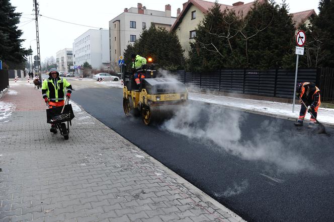 Wylali asfalt, zerwali go i znów wylali. Remont w Ząbkach jak u Bareji