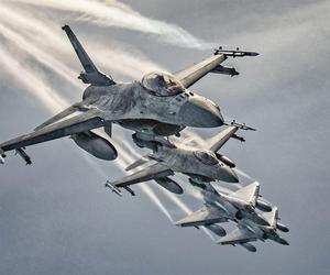 Polacy i Francuzi nad Bałtykiem. Mirage 2000 i F-16 strzegą wschodniej flanki NATO