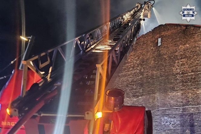 Pożar w Chorzowie: Policjanci uratowali mieszkańców i psa z płonącej kamienicy