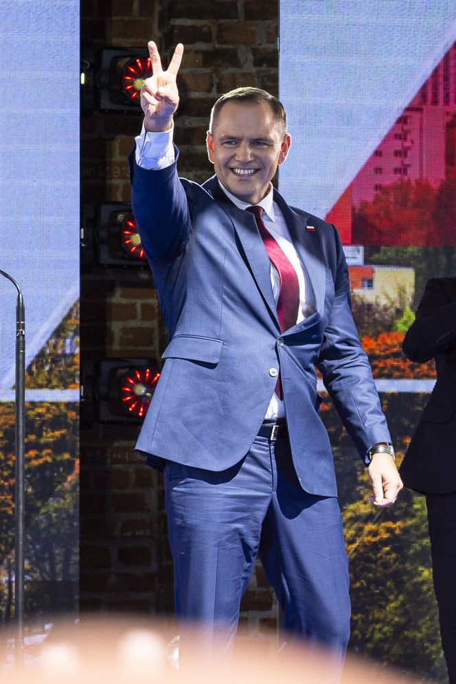 Marta Nawrocka na spacerze z córką i mężem