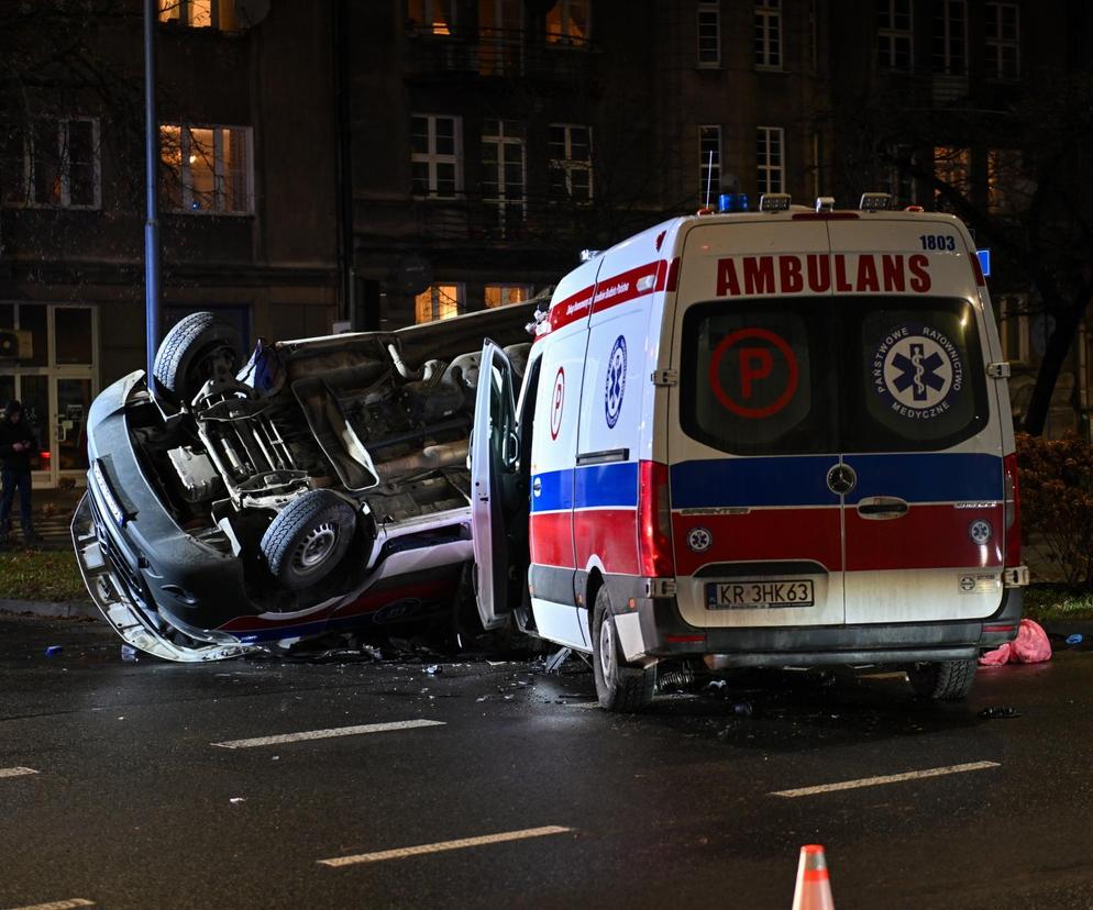 Kraków. Dwie karetki na sygnale zderzyły się na skrzyżowaniu w centrum miasta