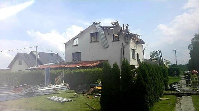 Śląskie: Trąba powietrzna zniszczyła ponad 20 domów. Ekspert wyjaśnia jak to możliwe [ZDJĘCIA, WIDEO]