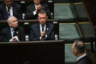 Jarosław Kaczyński z palcem w bandażu