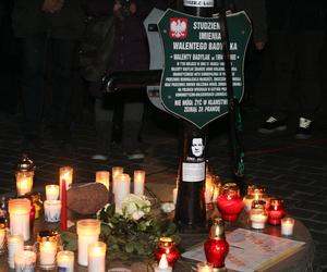 Podpalił się pod Pałacem Kultury i Nauki. Protestował przeciwko władzy. Mija sześć lat od samospalenia Piotra Szczęsnego