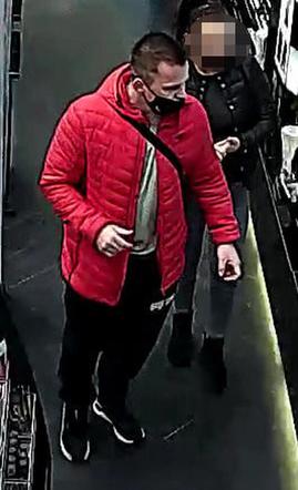 Zabrał drogi perfum ze sklepu i nie zapłacił! Szuka go policja z Bydgoszczy