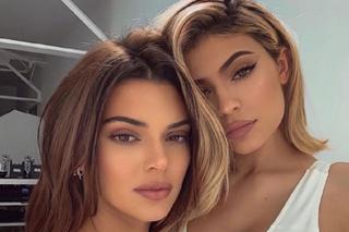 Kylie Jenner pokazała stare zdjęcie ze skłóconą Kendall, by... pochwalić się BIUSTEM!