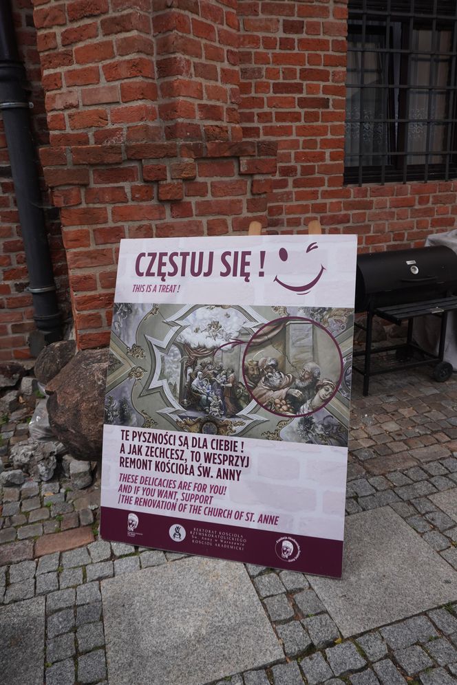 Przy wejściu do ogrodu znajduje się kawiarenka, w której można m.in. kupić ciasto, a datki wspierają remont kościoła