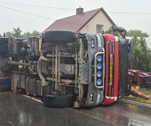 Wypadek w Mircu! Przewróciła się ciężarowka z drewnem, uszkodziła gazociąg