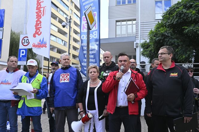 Protest pracowników pod ambasadą Turcji