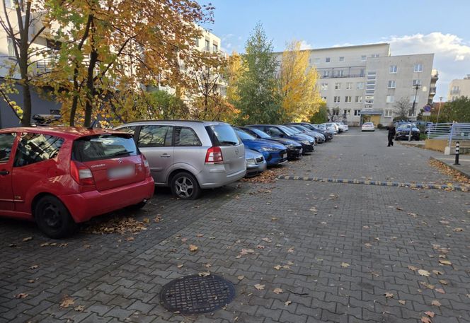Przebite opony na osiedlu Krzyki-Partynice we Wrocławiu