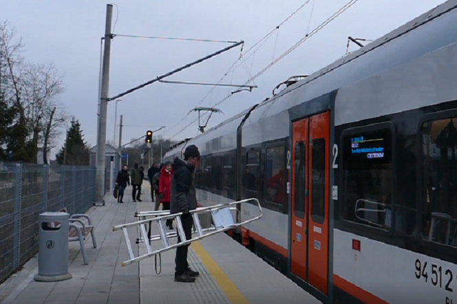 Kielce: Deweloper ZAGRODZIŁ mieszkańcom dostęp do stacji PKP, więc postawili DRABINĘ!